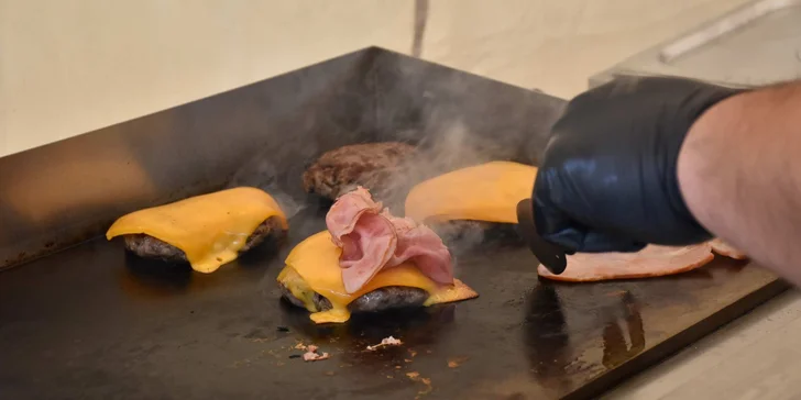 Burger dle výběru z 11 druhů, hranolky a dip pro 1 i 2 osoby, možnost rozvozu po Šumperku