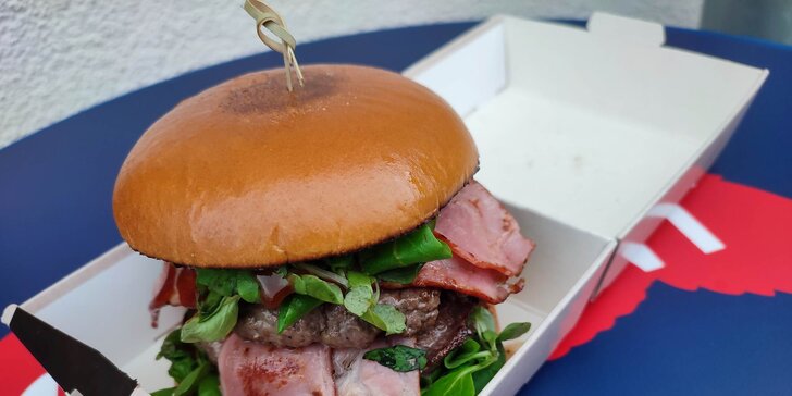 Burger dle výběru z 11 druhů, hranolky a dip pro 1 i 2 osoby, možnost rozvozu po Šumperku