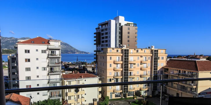 Dovolená v Budvě v Černé Hoře: snídaně, pokoj nebo apartmán, venkovní bazén i pláž 6 min od hotelu