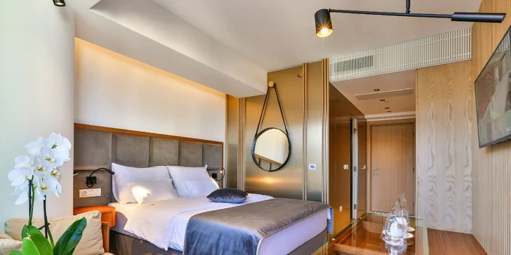 Dovolená v Budvě v Černé Hoře: snídaně, pokoj nebo apartmán, venkovní bazén i pláž 6 min od hotelu