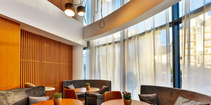 Dovolená v Budvě v Černé Hoře: snídaně, pokoj nebo apartmán, venkovní bazén i pláž 6 min od hotelu