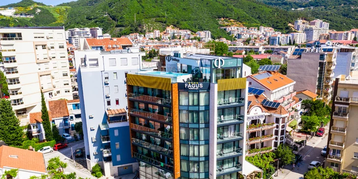 Dovolená v Budvě v Černé Hoře: snídaně, pokoj nebo apartmán, venkovní bazén i pláž 6 min od hotelu