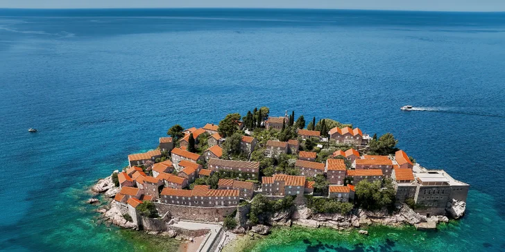 Dovolená v Budvě v Černé Hoře: snídaně, pokoj nebo apartmán, venkovní bazén i pláž 6 min od hotelu