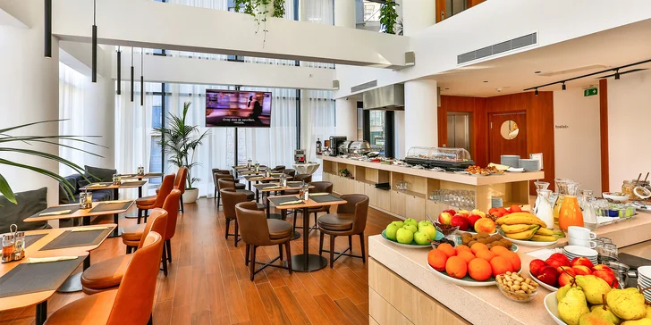 Dovolená v Budvě v Černé Hoře: snídaně, pokoj nebo apartmán, venkovní bazén i pláž 6 min od hotelu