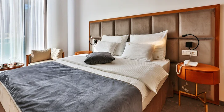 Dovolená v Budvě v Černé Hoře: snídaně, pokoj nebo apartmán, venkovní bazén i pláž 6 min od hotelu
