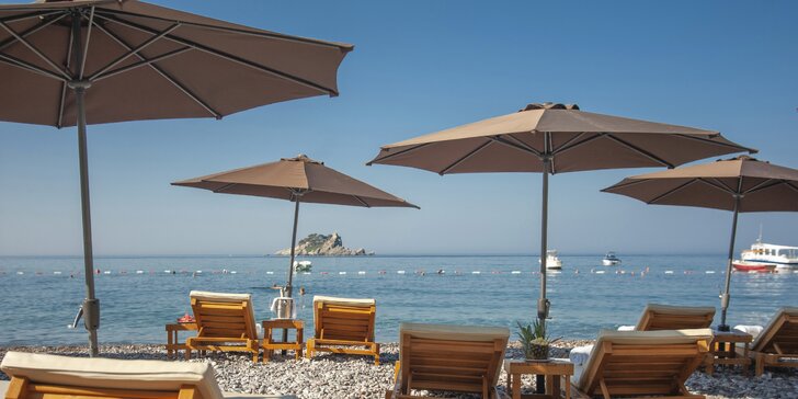Hotel v černohorském letovisku Petrovac: u pláže, se snídaní i vinným sklepem, děti zdarma