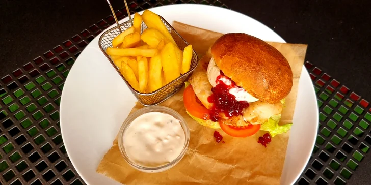 Pořádná bašta v Táboře: burger classic i double dle výběru a steakové hranolky