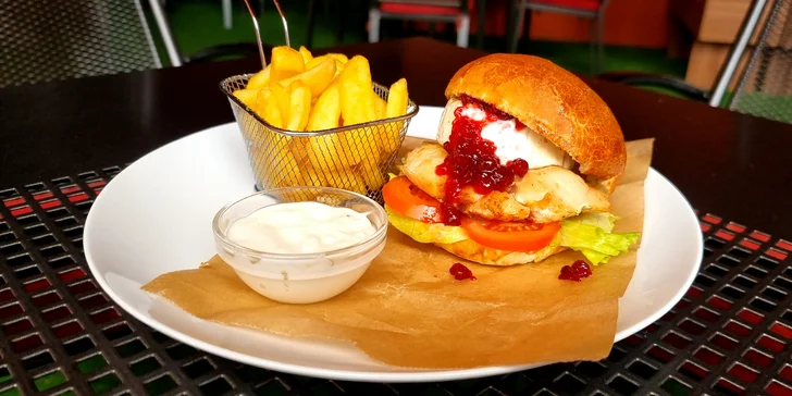 Pořádná bašta v Táboře: burger classic i double dle výběru a steakové hranolky