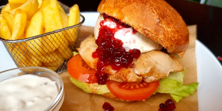 Pořádná bašta v Táboře: burger classic i double dle výběru a steakové hranolky