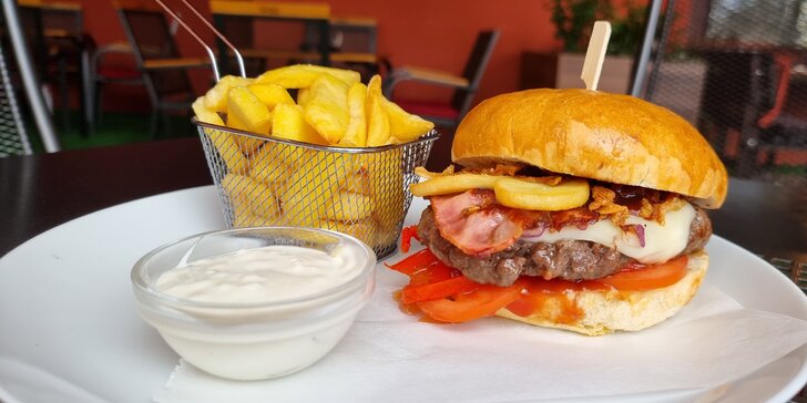 Pořádná bašta v Táboře: burger classic i double dle výběru a steakové hranolky
