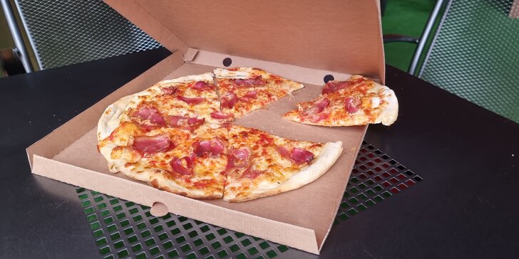 Pizza dle výběru z 21 druhů: průměr 33 či obří 40cm kolo, rajčatový i smetanový základ