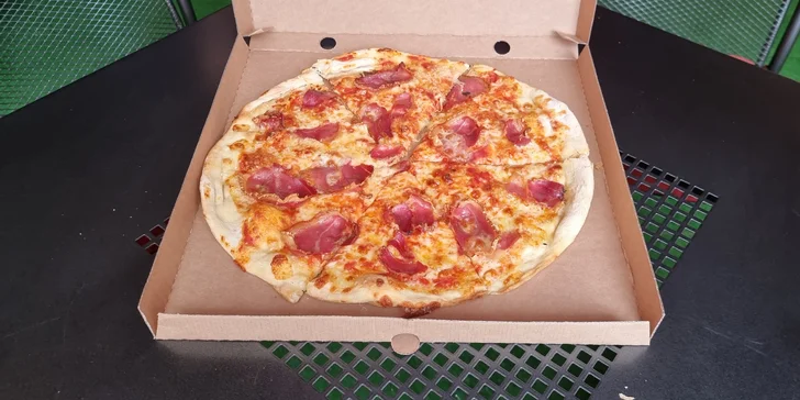 Pizza dle výběru z 21 druhů: průměr 33 či obří 40cm kolo, rajčatový i smetanový základ