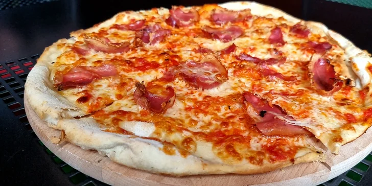 Pizza dle výběru z 21 druhů: průměr 33 či obří 40cm kolo, rajčatový i smetanový základ