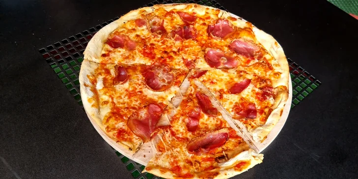 Pizza dle výběru z 21 druhů: průměr 33 či obří 40cm kolo, rajčatový i smetanový základ