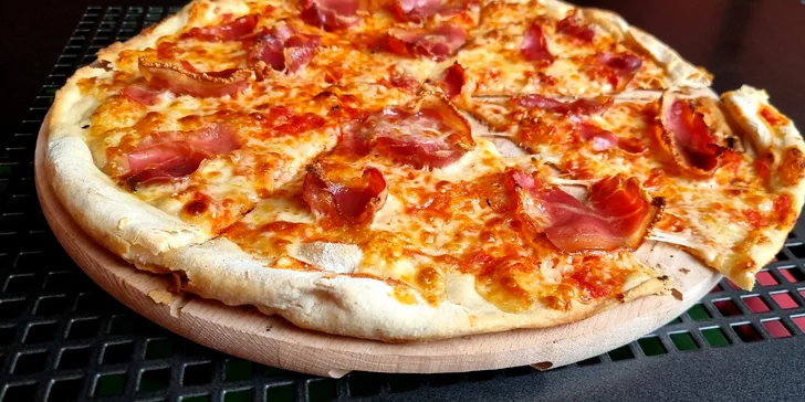 Pizza dle výběru z 21 druhů: průměr 33 či obří 40cm kolo, rajčatový i smetanový základ