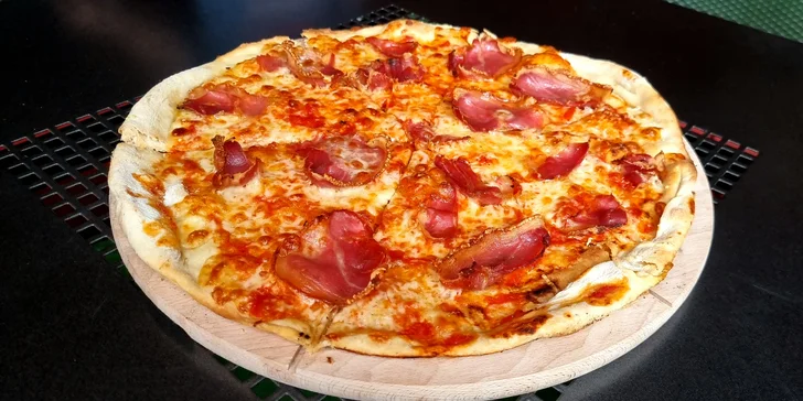 Pizza dle výběru z 21 druhů: průměr 33 či obří 40cm kolo, rajčatový i smetanový základ