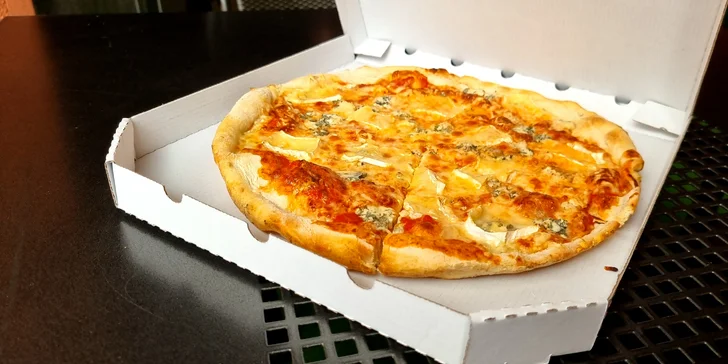 Pizza dle výběru z 21 druhů: průměr 33 či obří 40cm kolo, rajčatový i smetanový základ