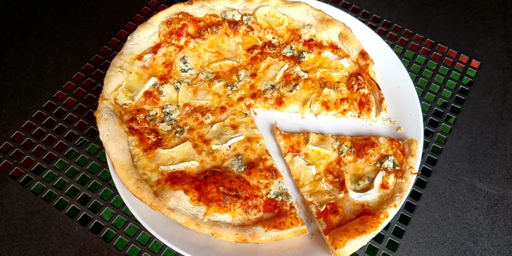 Pizza dle výběru z 21 druhů: průměr 33 či obří 40cm kolo, rajčatový i smetanový základ