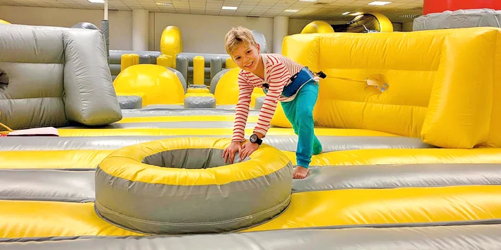 Řádění v nafukovacím parku pro malé i velké: monster slide, překážkové dráhy a další atrakce