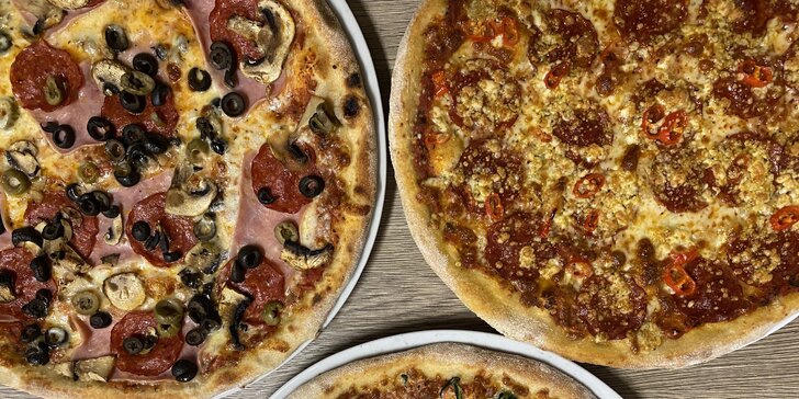 2,3 či rovnou 4 pizzy dle výběru v Pardubicích: šunka, slanina, jalapeños i tvarůžky či BBQ