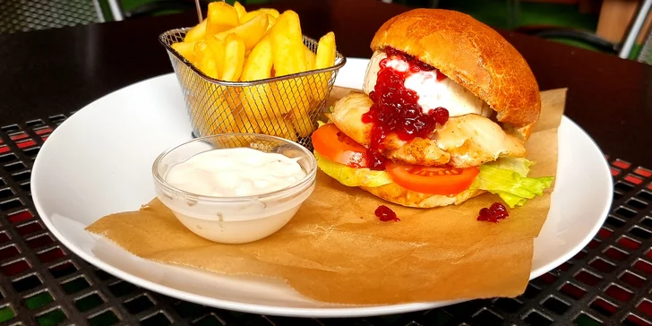 Pořádná bašta v Táboře: burger classic i double dle výběru a steakové hranolky