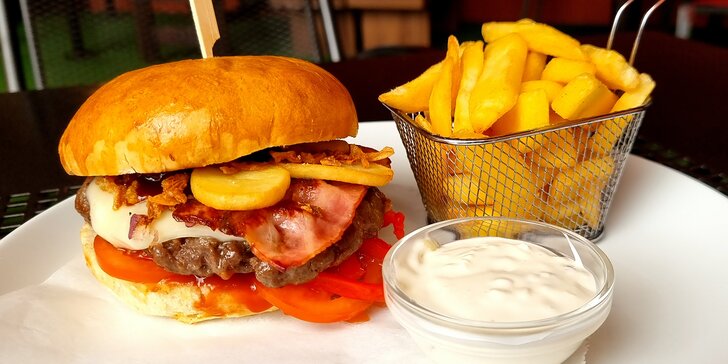 Pořádná bašta v Táboře: burger classic i double dle výběru a steakové hranolky