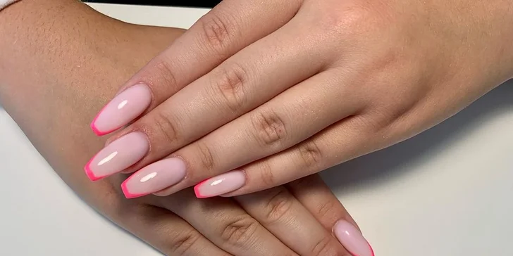 Krásné nehty v luxusním salonu na Žižkově: gel lak, gelová modeláž i masáž rukou a olejíček