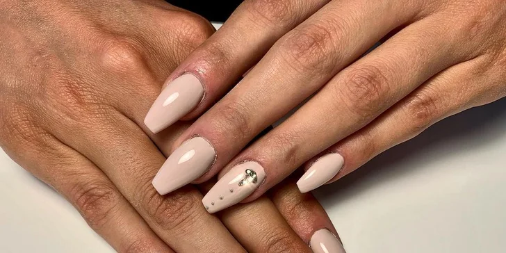 Krásné nehty v luxusním salonu na Žižkově: gel lak, gelová modeláž i masáž rukou a olejíček