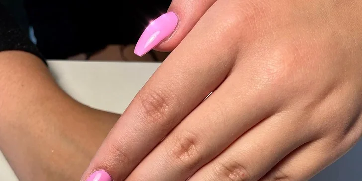 Krásné nehty v luxusním salonu na Žižkově: gel lak, gelová modeláž i masáž rukou a olejíček