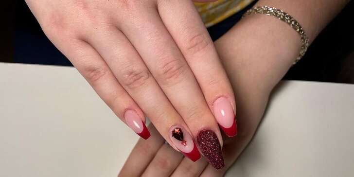 Krásné nehty v luxusním salonu na Žižkově: gel lak, gelová modeláž i masáž rukou a olejíček