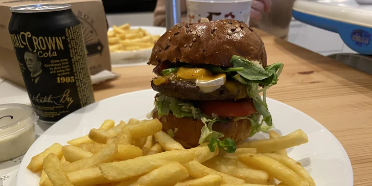 Burger menu: 100% hovězí z českého chovu, americká BBQ omáčka, hranolky i nápoj, 2 pobočky