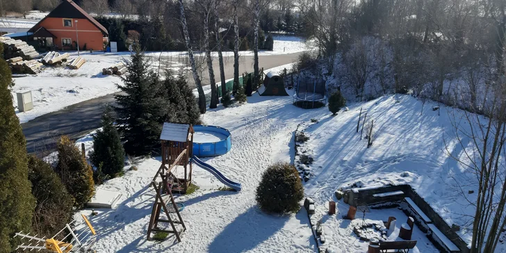 Plně vybavená chata na Šumavě až pro 12 osob: kuchyň, zahrada a koupací sud