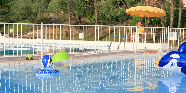 Pobyt jen 3 km od Gardského jezera: bazén s výhledem na jezero i miniklub pro děti