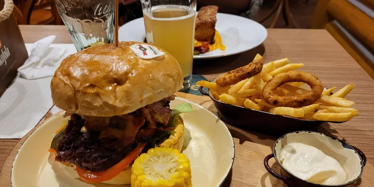 Telecí cheeseburger, cibulové kroužky, kukuřice, hranolky i s pivem či Birellem pro 1 či 2 osoby