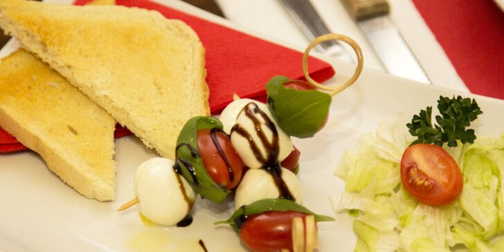 Valentýnské menu pro dva: caprese špízky, steak z panenky i čokoládový dortík