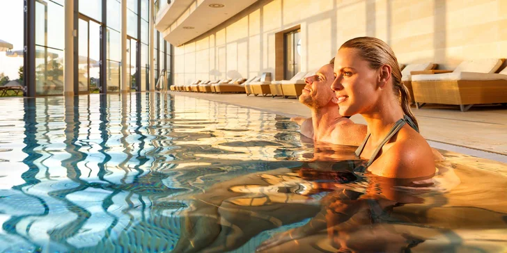 Relax v rakouském termálním areálu Therme Laa: sauny, bazén se slanou vodou i tobogán