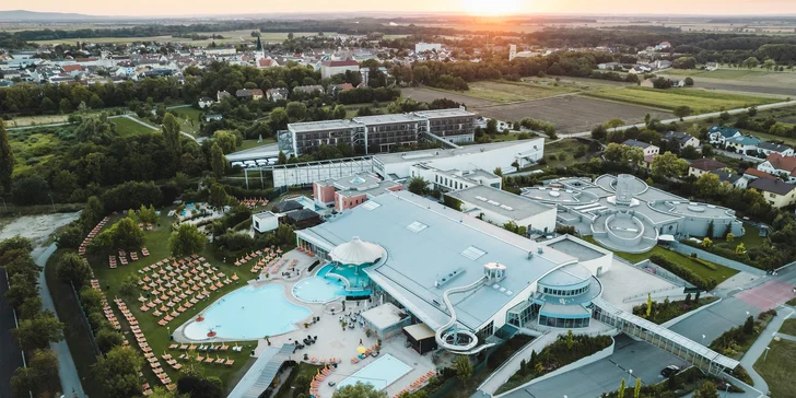Relax v rakouském termálním areálu Therme Laa: sauny, bazén se slanou vodou i tobogán