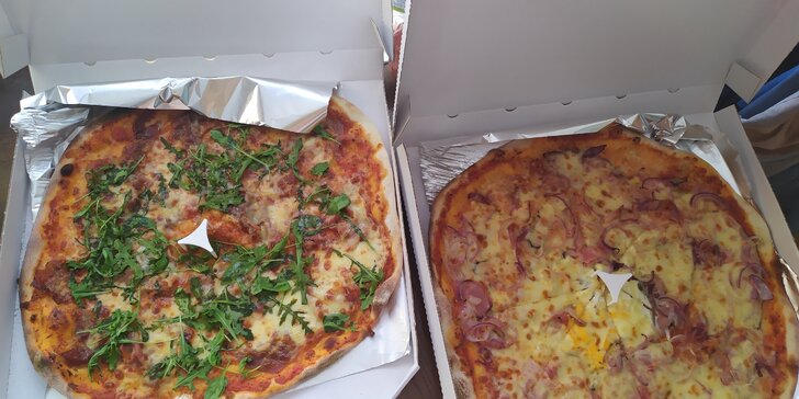 Dvě pizzy o průměru 40 cm podle výběru z 15 druhů: na místě či na odnos