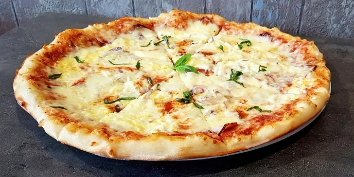 Dvě pizzy o průměru 40 cm podle výběru ze 17 druhů: na místě či na odnos