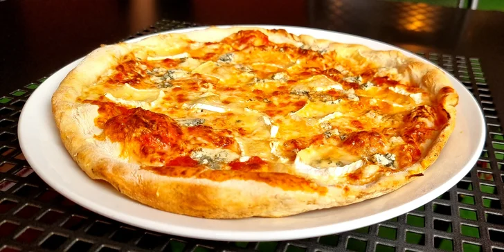 Pizza dle výběru z 21 druhů: průměr 33 či obří 40cm kolo, rajčatový i smetanový základ