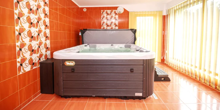 90 min. relaxu v privátním wellness pro 2 osoby: finská sauna a vířivka