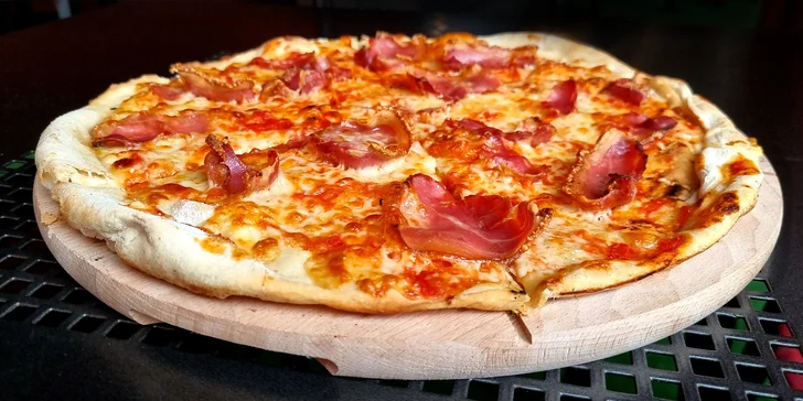 Pizza dle výběru z 21 druhů: průměr 33 či obří 40cm kolo, rajčatový i smetanový základ