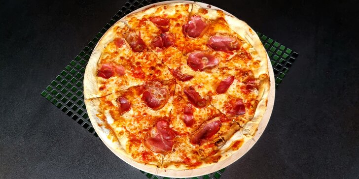 Pizza dle výběru z 21 druhů: průměr 33 či obří 40cm kolo, rajčatový i smetanový základ