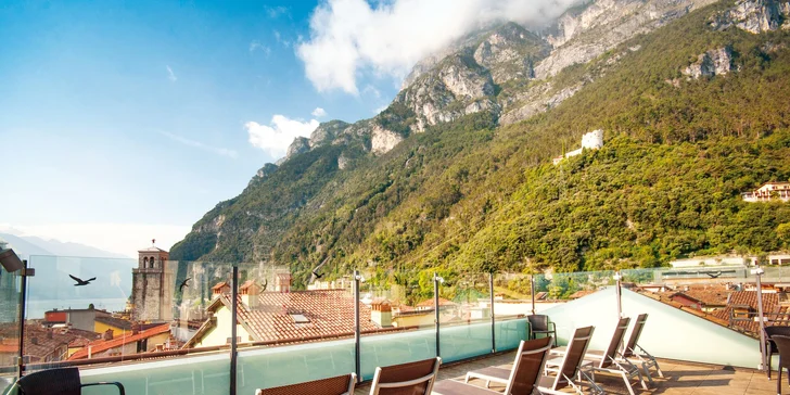 Dovolená u Lago di Garda v elegantním 4* hotelu: historické centrum, sluneční terasa, výhled na hory i na jezero