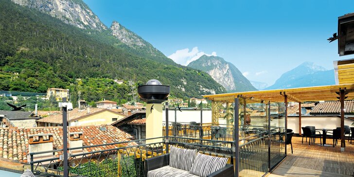 Dovolená u Lago di Garda v elegantním 4* hotelu: snídaně, sluneční terasa, výhled na hory i na jezero