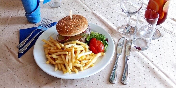 Kuřecí, hovězí nebo vepřový burger podle výběru a hranolky pro 1 i 2 osoby ve 4* hotelu