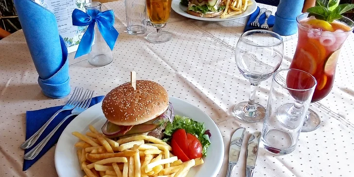 Kuřecí, hovězí nebo vepřový burger podle výběru a hranolky pro 1 i 2 osoby ve 4* hotelu