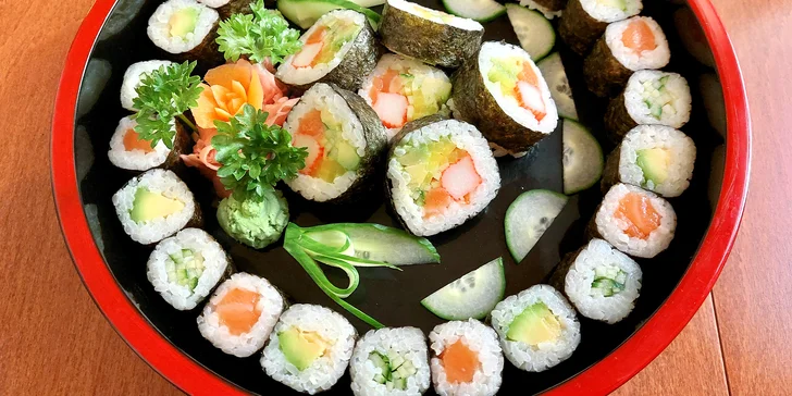 Nabité sushi sety: 24–80 kousků třeba i s polévkou, salátem nebo minizávitky