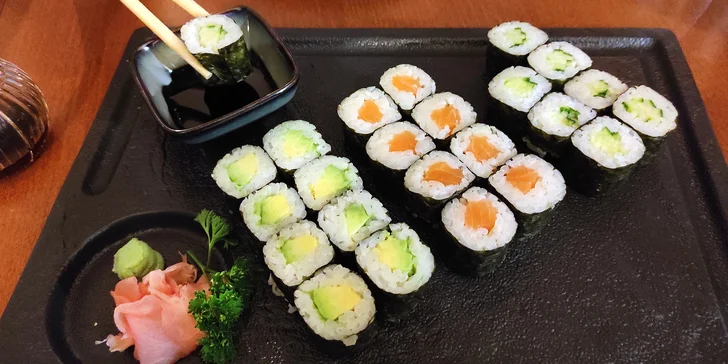 Nabité sushi sety: 24–80 kousků třeba i s polévkou, salátem nebo minizávitky