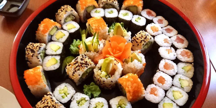 Nabité sushi sety: 24–80 kousků třeba i s polévkou, salátem nebo minizávitky